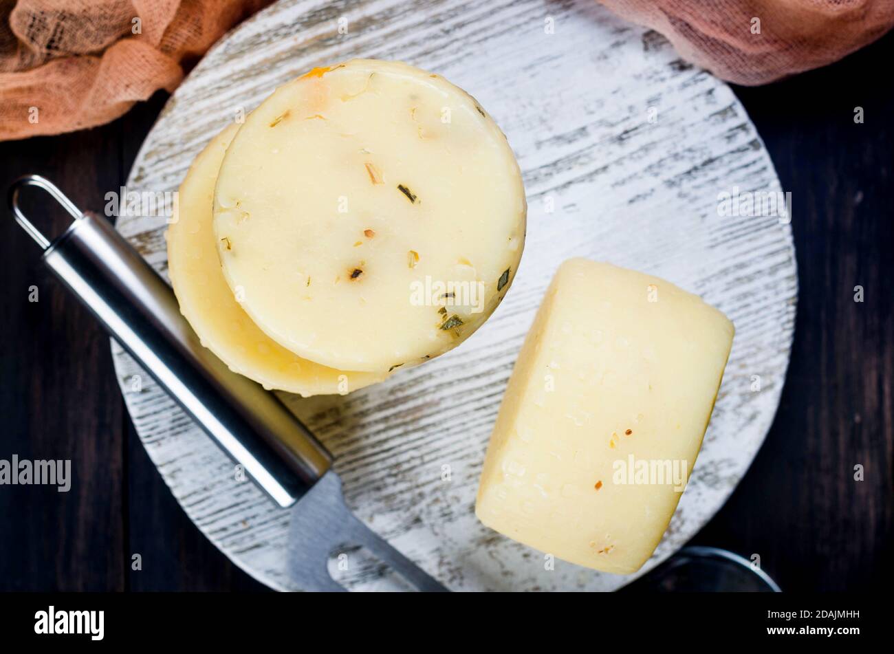 Un mucchio di formaggio testa sul tavolo Foto Stock