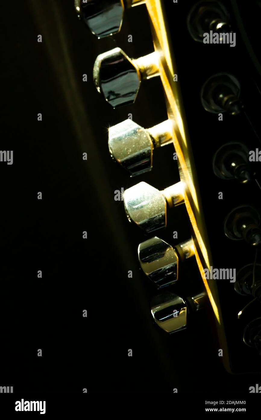 testa di chitarra elettrica e tasti di sintonizzazione Foto Stock