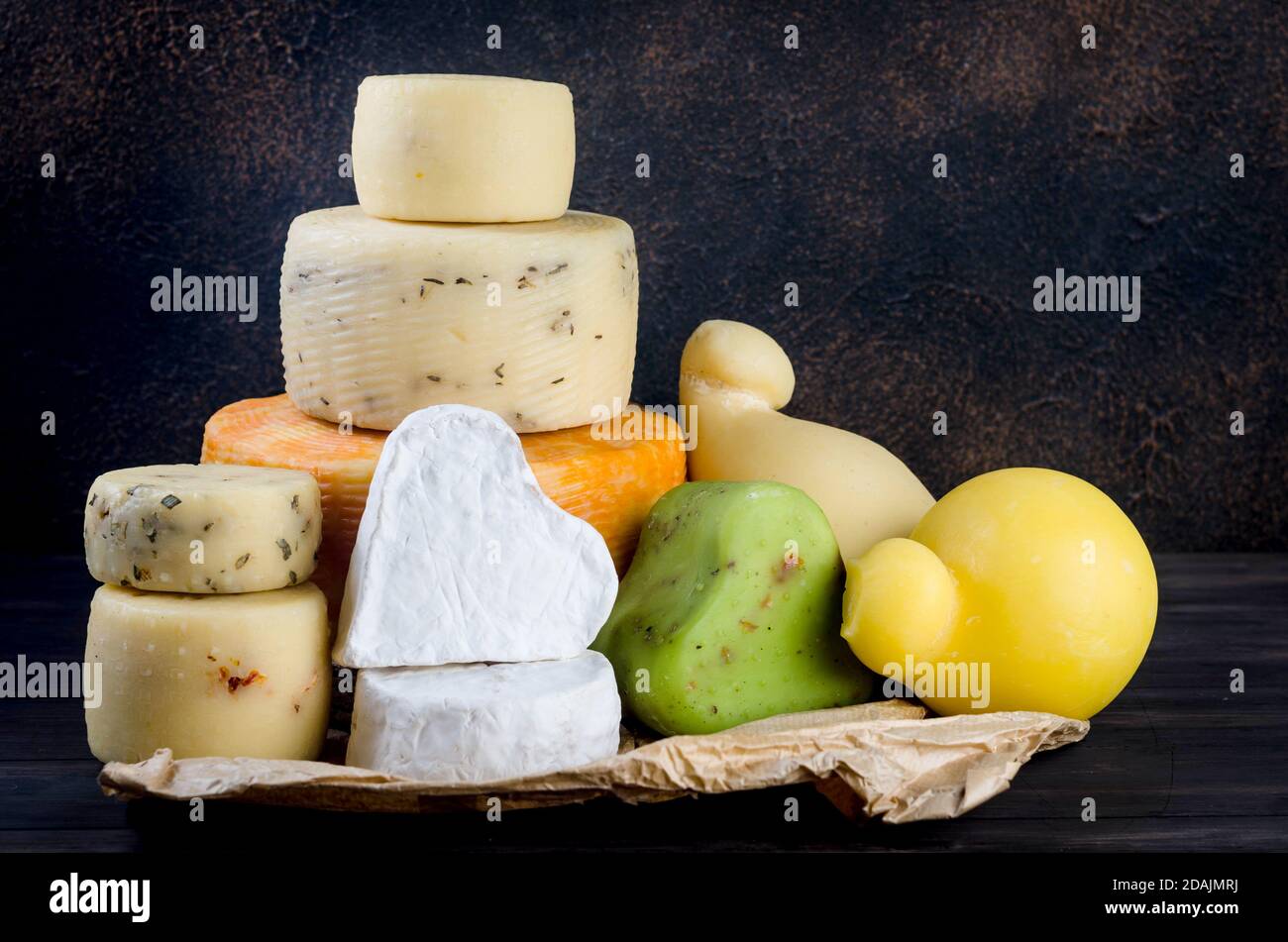 teste di formaggio di diversi tipi accatastate sul tavolo Foto Stock