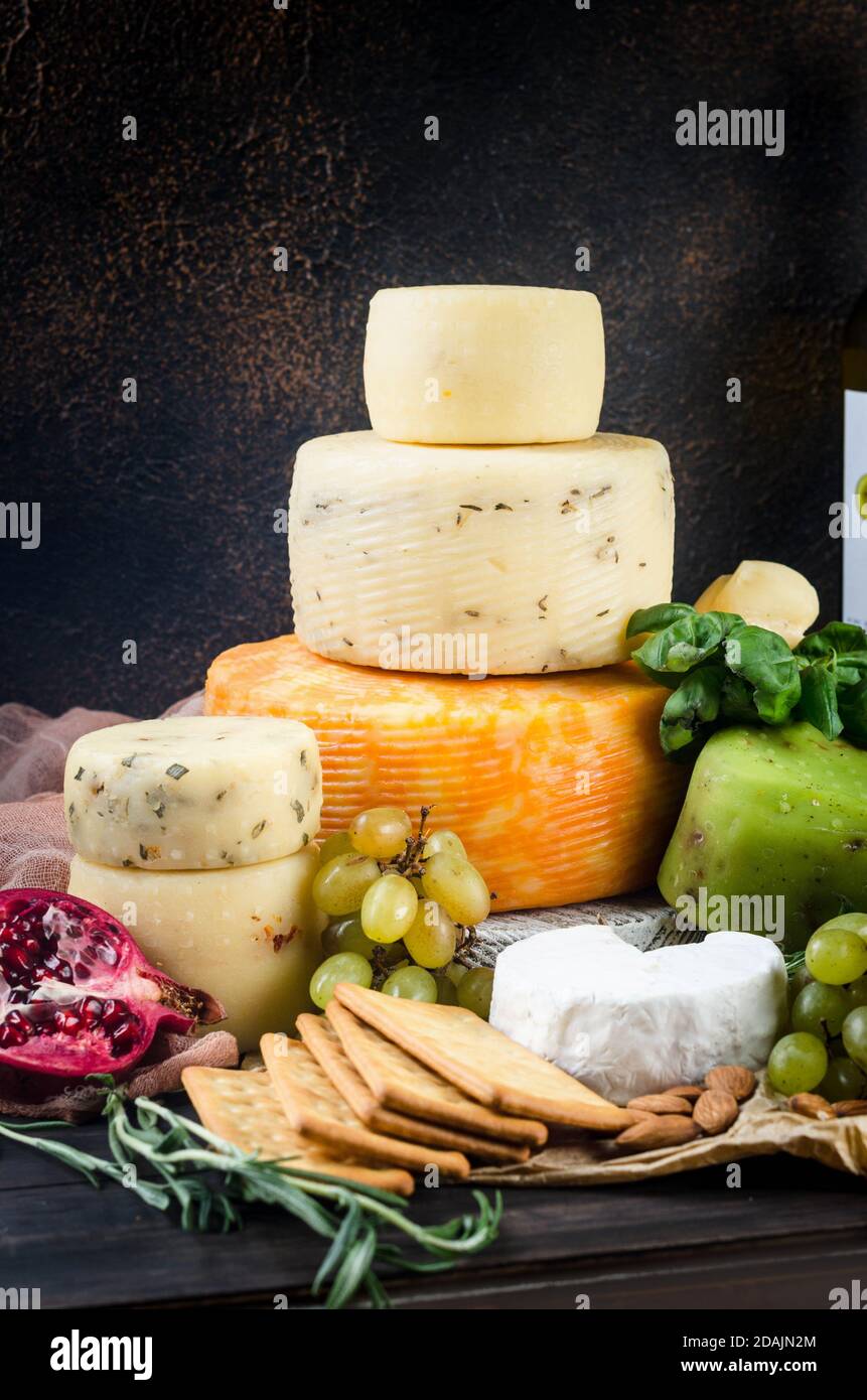 teste di formaggio di diversi tipi accatastate sul tavolo Foto Stock