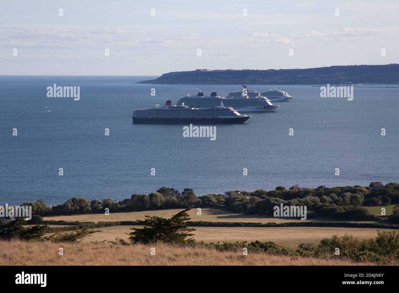 Navi da crociera in mare durante la pandemia nel 2020 a Overcombe, Dorset nel Regno Unito, preso il 3 agosto 2020 Foto Stock