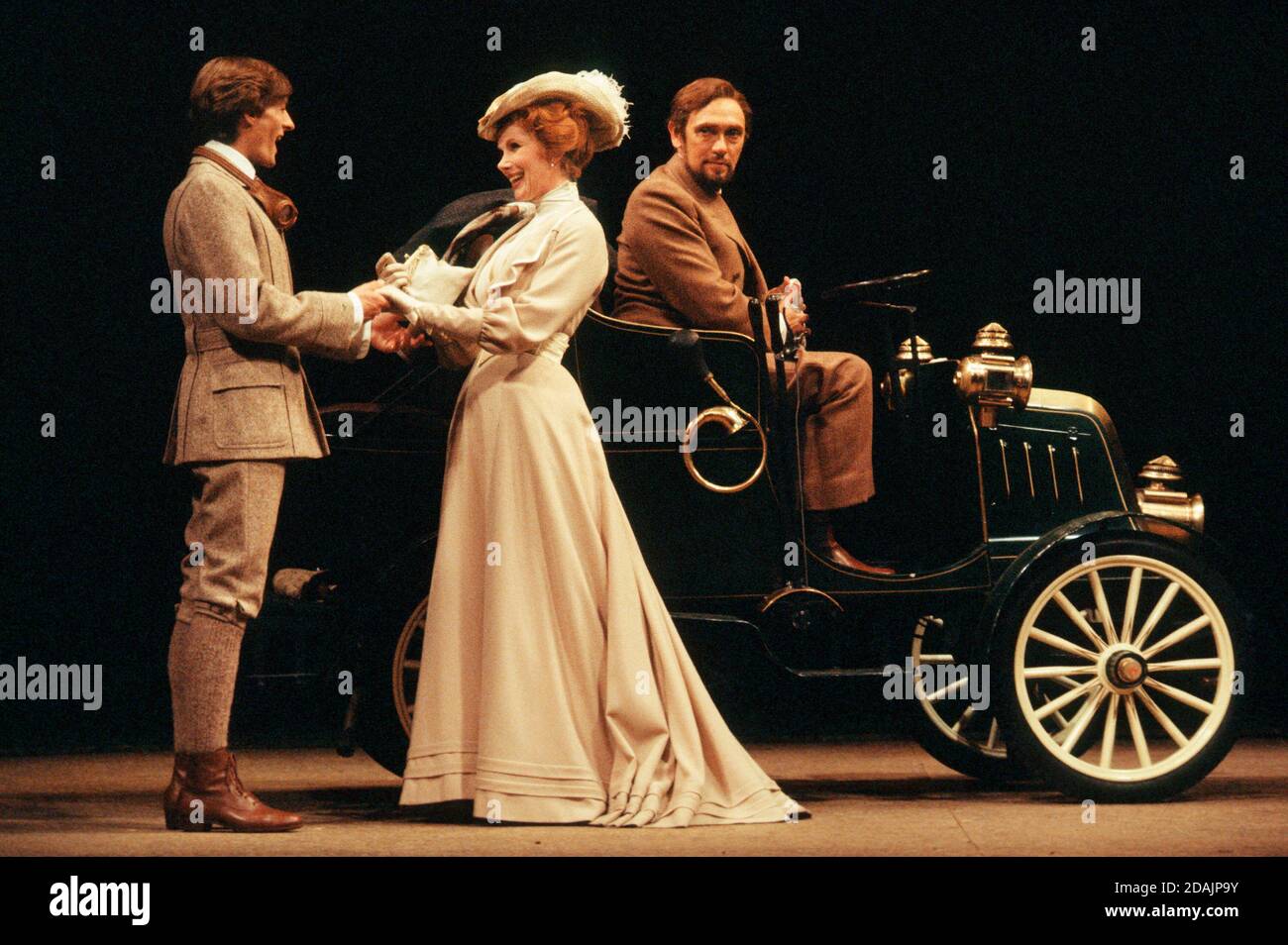 l-r: Nigel Havers (Octavius Robinson), Susan Hampshire (Ann Whitefield), Richard Pasco (John Tanner) in MAN E SUPERMAN di Bernard Shaw al Savoy Theatre, Londra WC2 19/08/1977 a Royal Shakespeare Company (RSC) progetto di produzione: Carl Toms illuminazione: John B. Read director: Clifford Williams Foto Stock