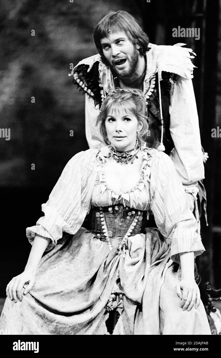 Susan Hampshire (Katharina), Nicky Henson (Petruchio) nel GRUPPO THE SHREW di Shakespeare al Shaw Theatre, Londra NW1 07/10/1974 a Dolphin Theatre Company produzione musica: Stephen Oliver design: Bruno Santini illuminazione: Mick Hughes regista: James Roose-Evans Foto Stock