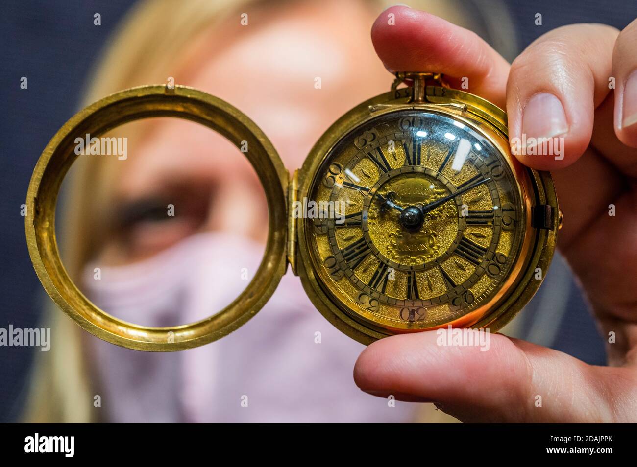 Londra Regno Unito. 13 Nov 2020. Thomas Tompion un orologio tascabile con coppia di vento chiave oro London Hallmark per 1700 est 8 000 10 000 Anteprima degli orologi e orologi da