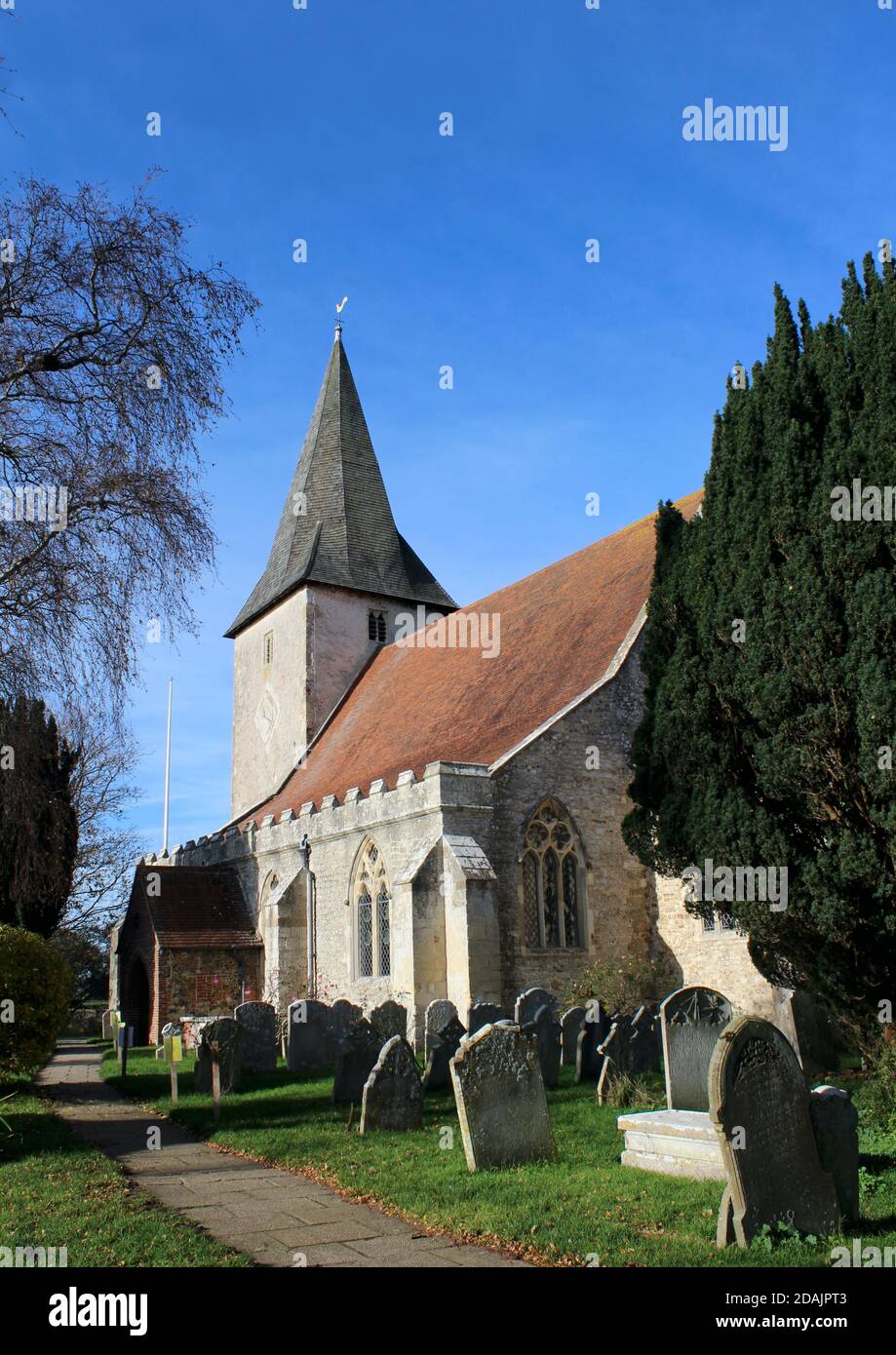 La Santissima Trinità Chuch, Bosham, Chichester, Sussex occidentale. Un punto di riferimento locale e la chiesa raffigura l'arazzo di Bayeux. Una popolare attrazione per i visitatori. Foto Stock