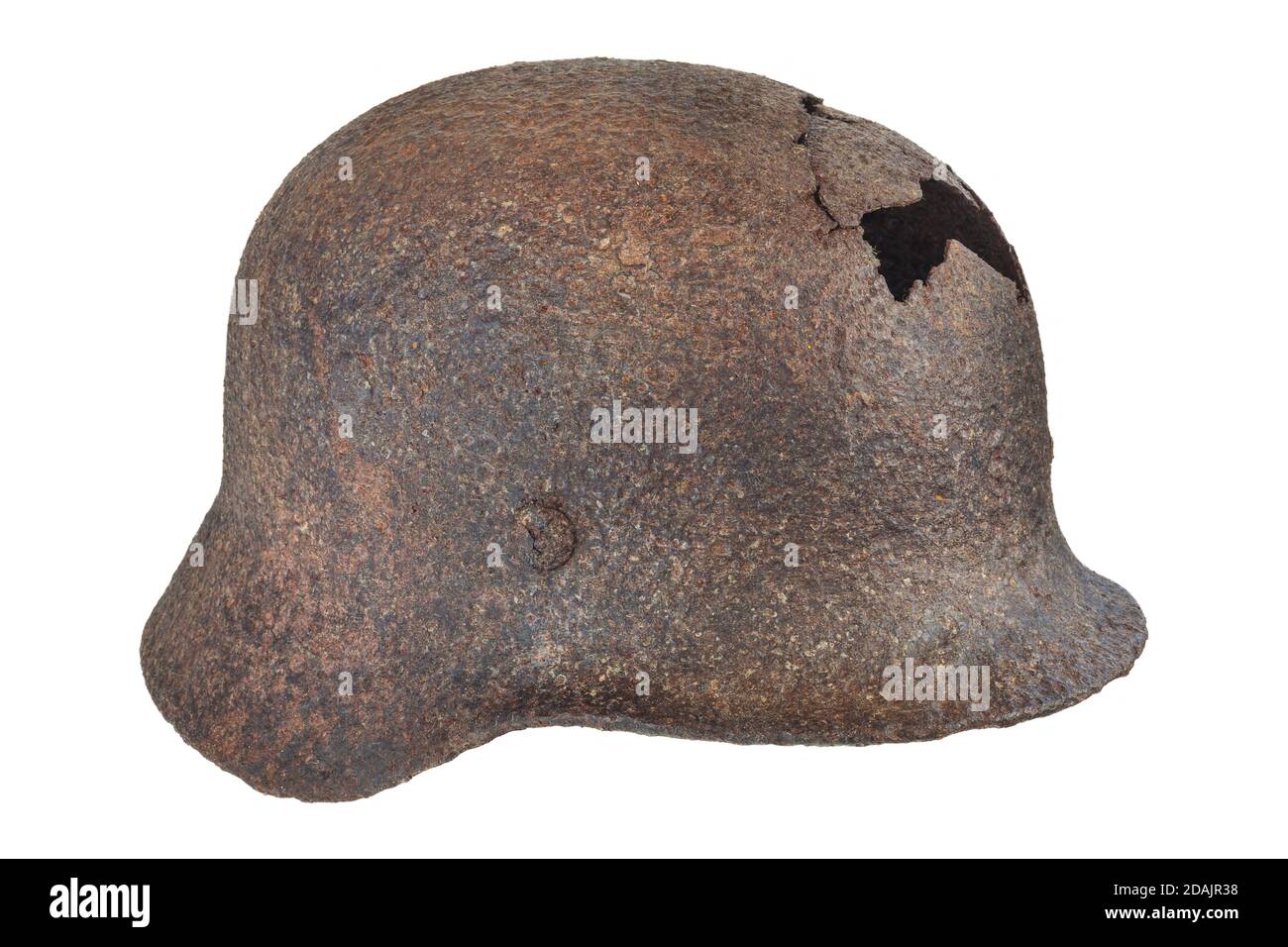 Autentico casco tedesco della seconda guerra mondiale con foro isolato uno sfondo bianco Foto Stock