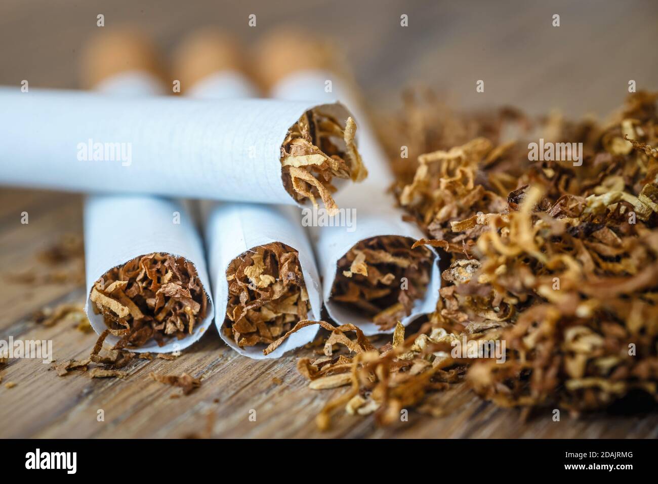 tagliare le foglie di tabacco e le sigarette fatte a mano su uno sfondo di  legno Foto stock - Alamy