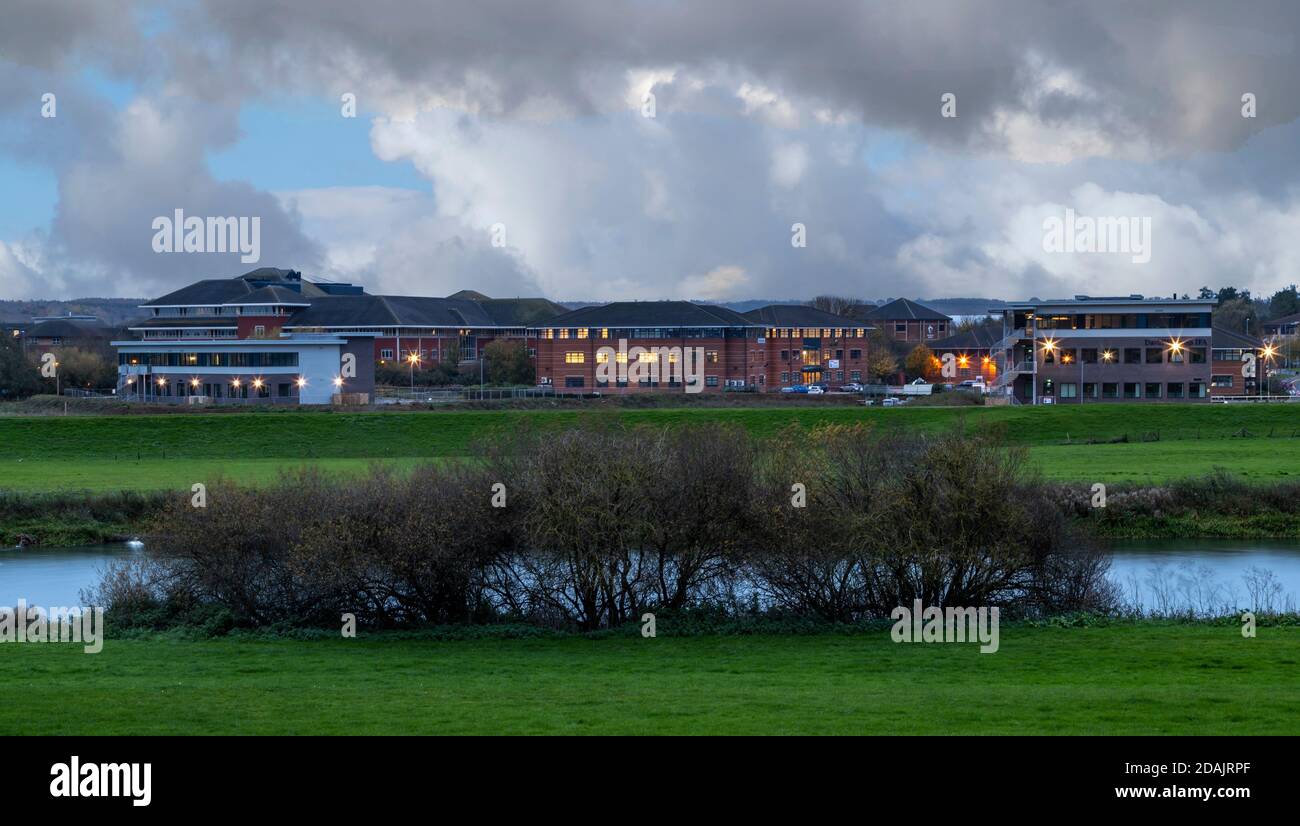 Aziende sul lago al largo di Bedford Rd con il fiume Nene che corre di fronte, Northampton, Inghilterra, Regno Unito. Foto Stock