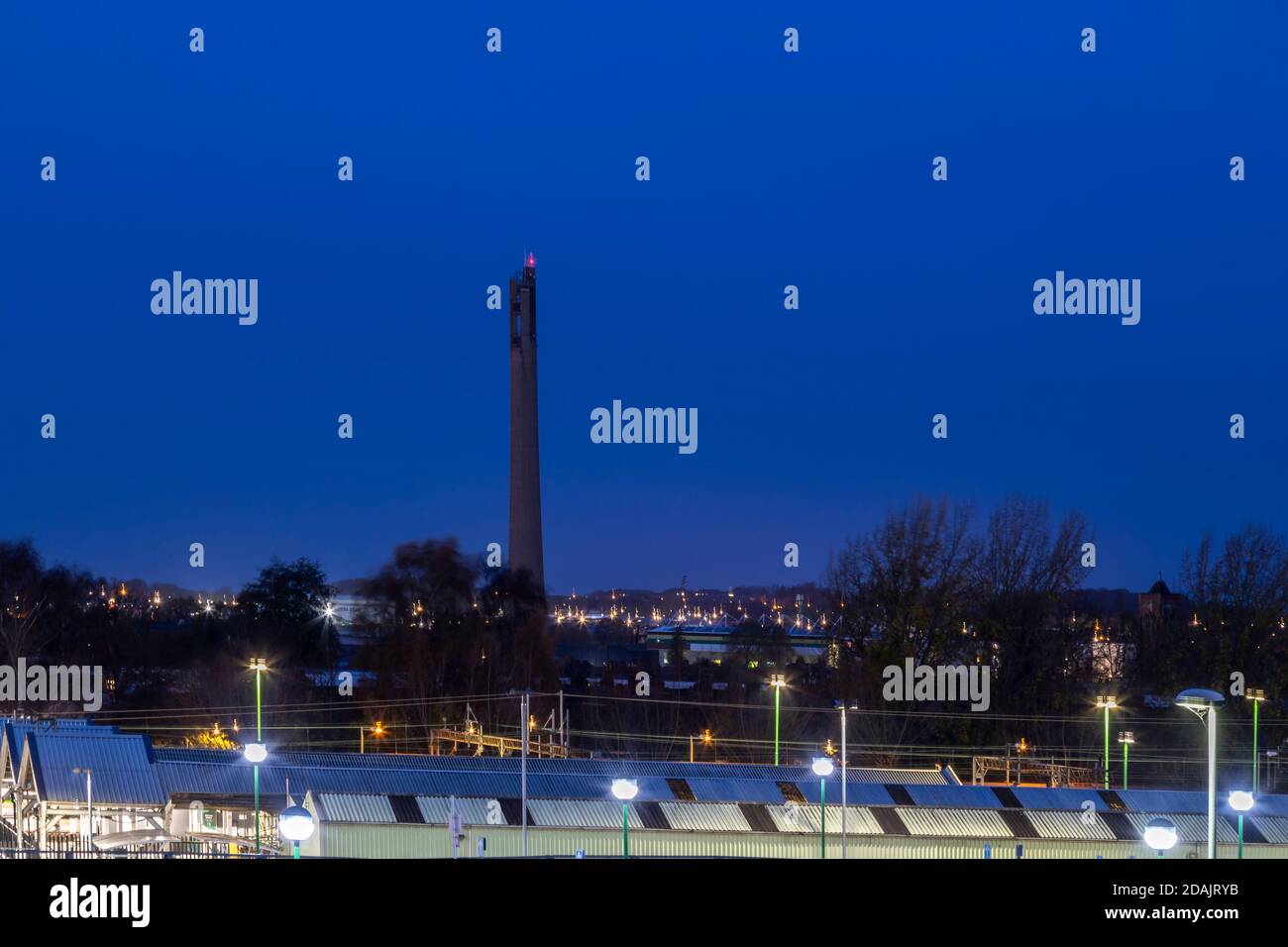 Stazione ferroviaria e Express Lift Tower a Northampton, Inghilterra, Regno Unito. Foto Stock