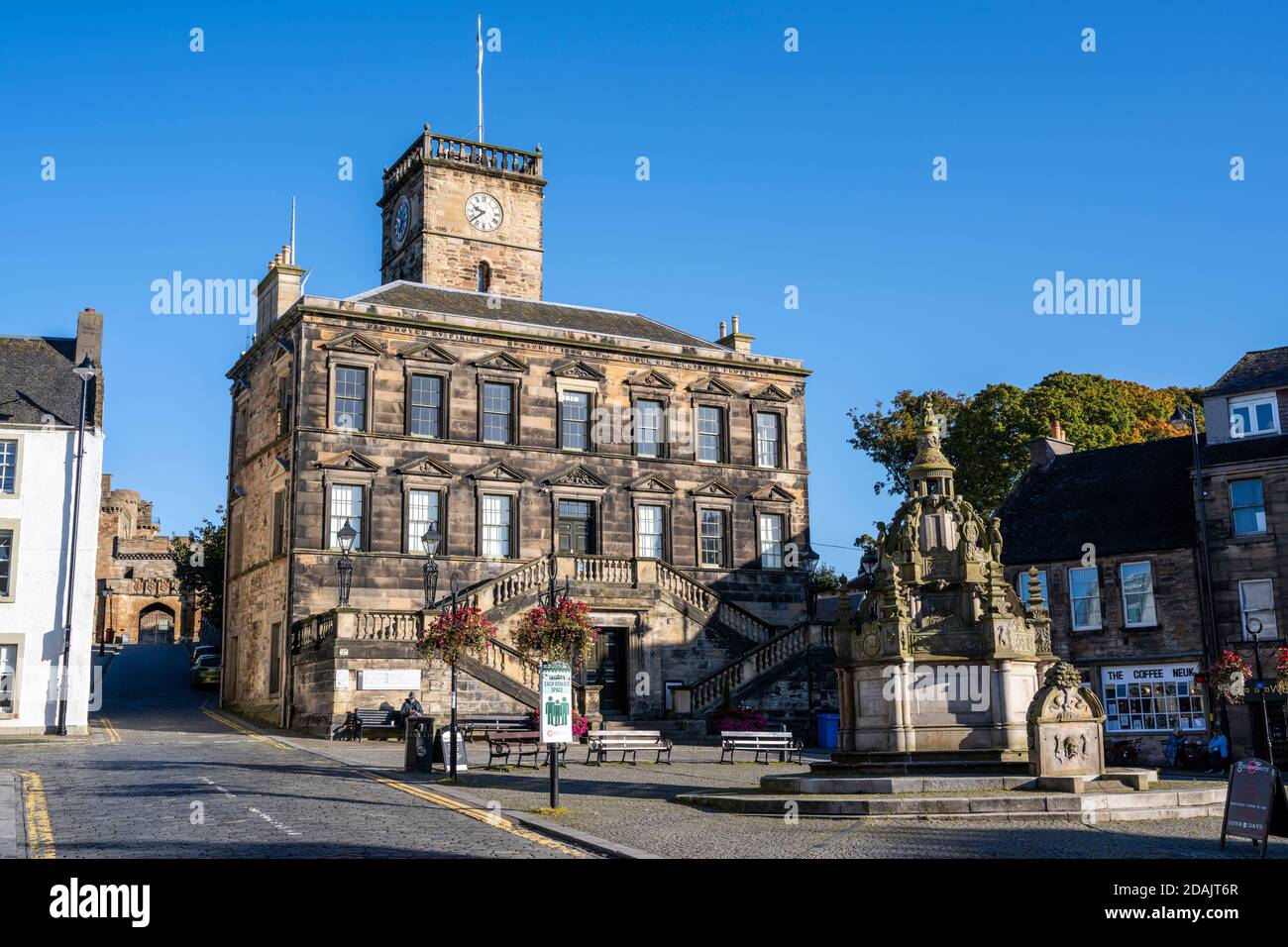 Le sale di Linlithgow Burgh con fontana a croce in primo piano - la Croce, Linlithgow, West Lothian, Scozia, Regno Unito Foto Stock