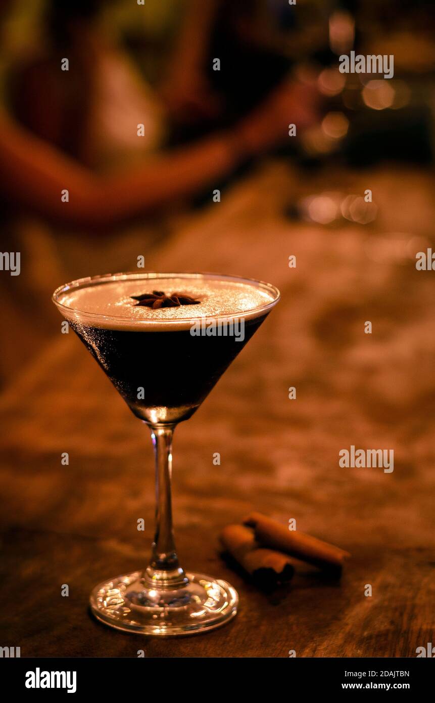 cocktail espresso martini in un accogliente bar interno scuro notte Foto Stock