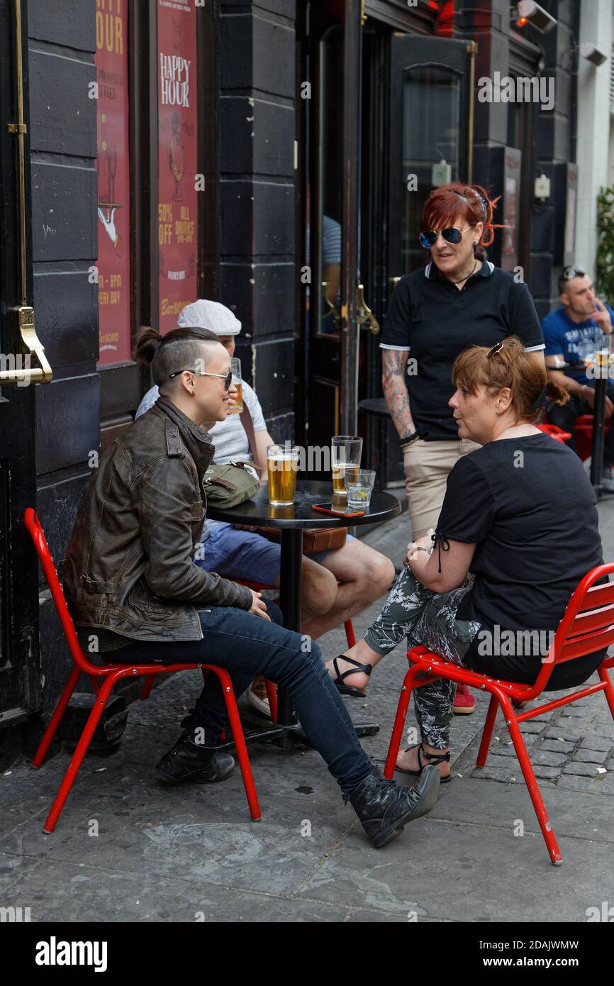 LONDRA, GRAN BRETAGNA, 21 aprile 2018 : la vita prima del blocco, i londinesi amavano bere per le strade della città dopo il lavoro di venerdì sera. Foto Stock