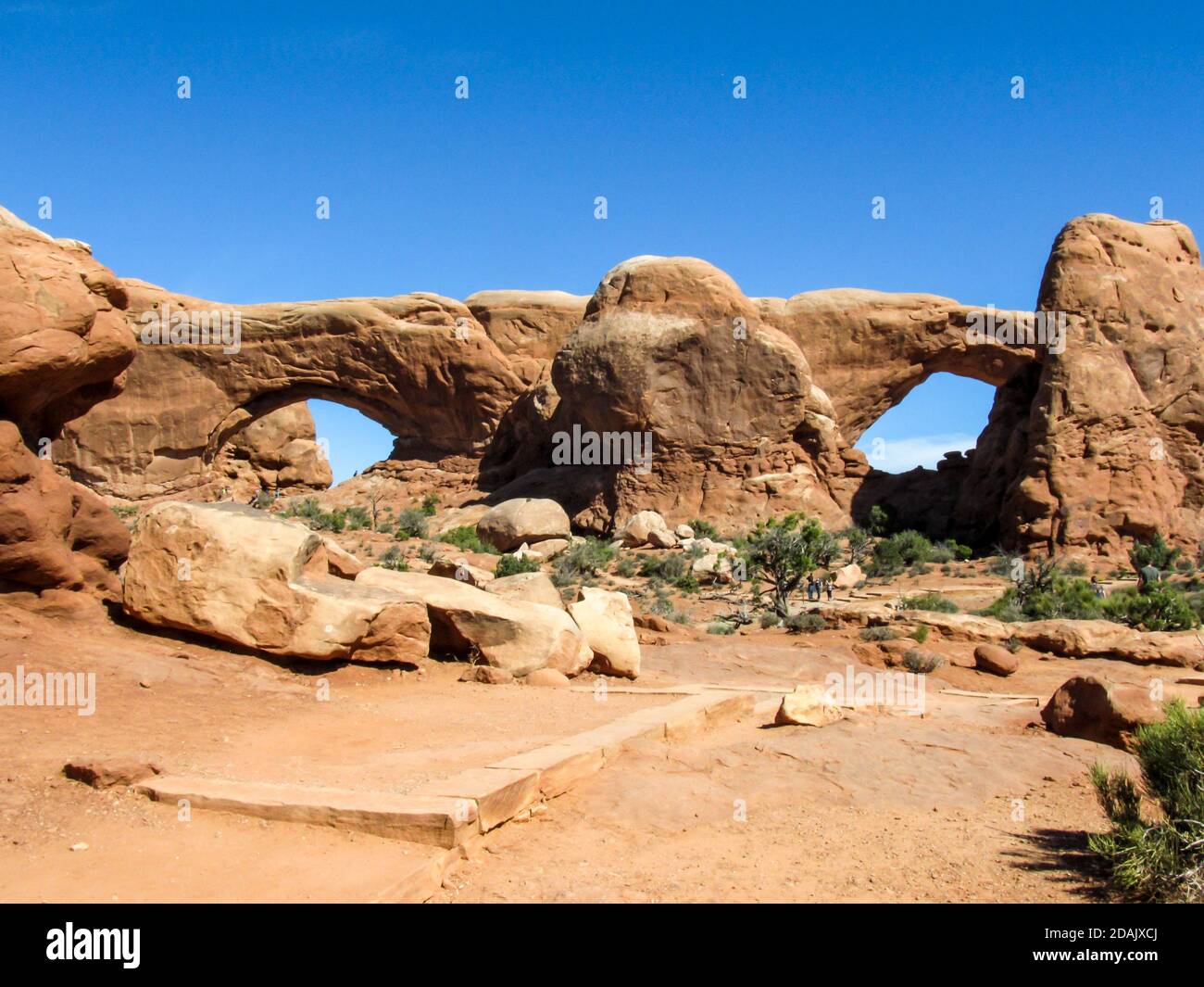 Panorama del Nord e Sud finestra Arches, in Arches National Park, Utah, che assomiglia a un grande spettacolo di pietra, in una giornata di sole chiaro Foto Stock