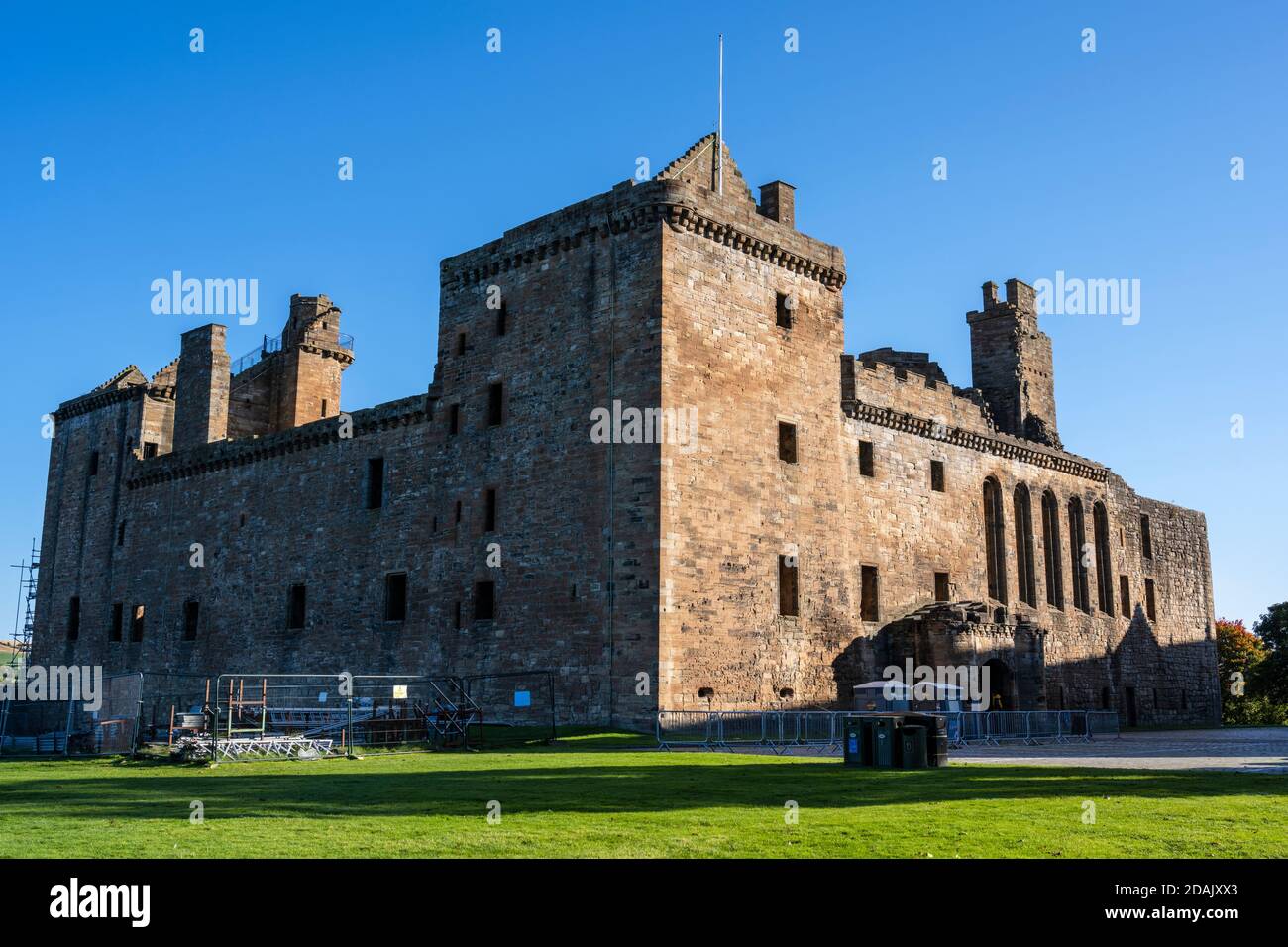 Vista delle rovine del Palazzo di Linlithgow situato nella storica città di Linlithgow, a West Lothian, Scozia, Regno Unito Foto Stock