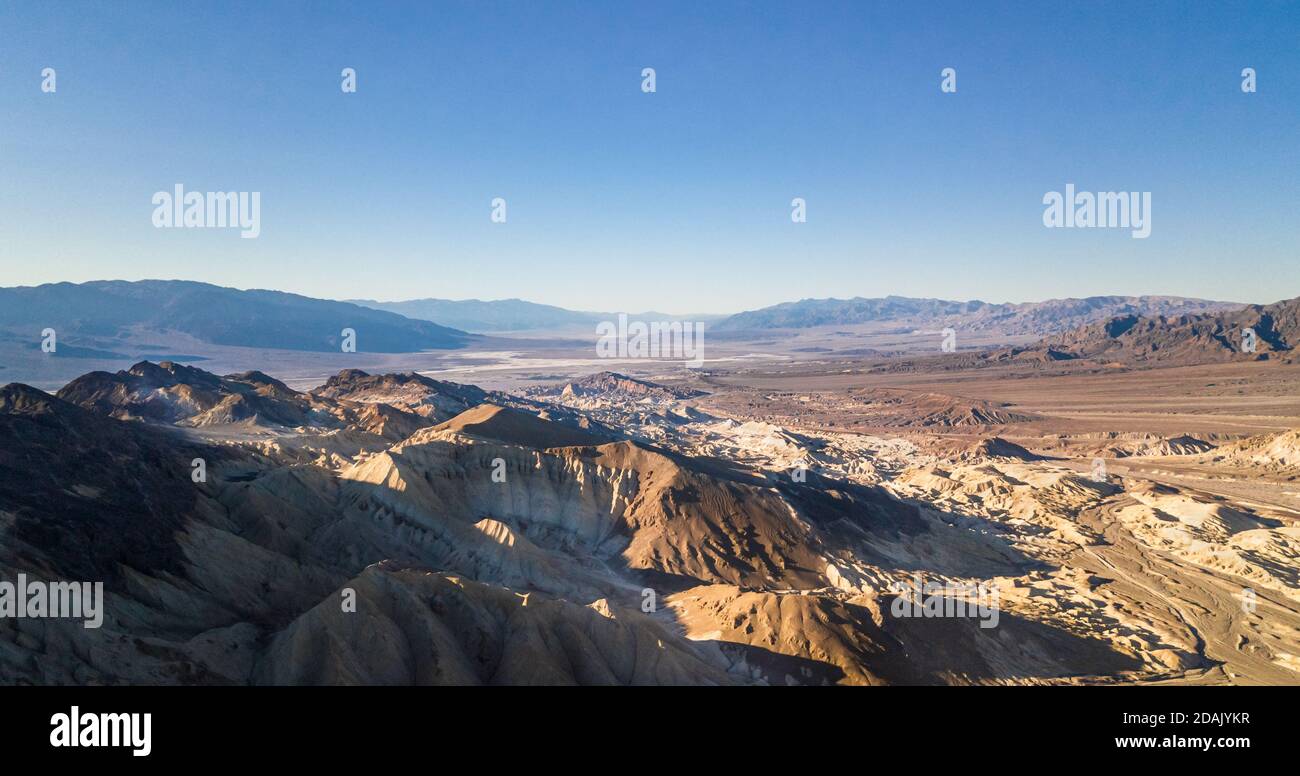 Vista panoramica sui droni sulla Death Valley a Zabriskie Point Foto Stock