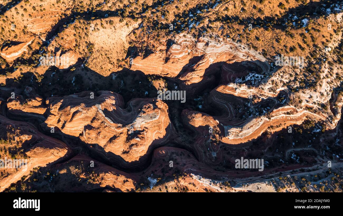 Vista aerea dei droni delle formazioni geologiche nella Monument Valley Foto Stock