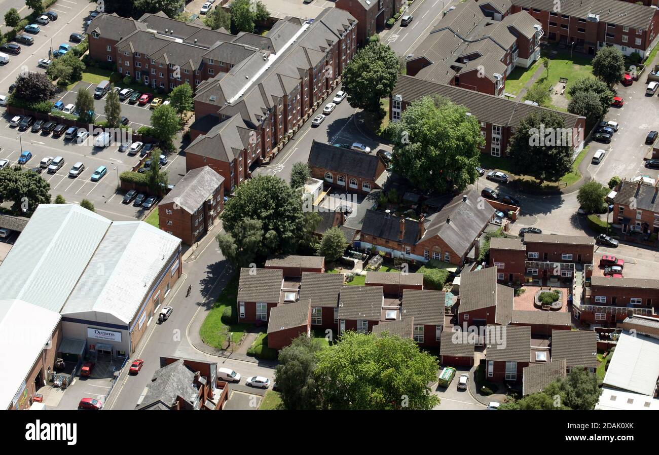 Vista aerea su Britannia Road, Banbury, Oxfordshire. Tra cui il negozio di letti Dreams e Spencer Court (Retirement Living - McCarthy & Stone) Foto Stock