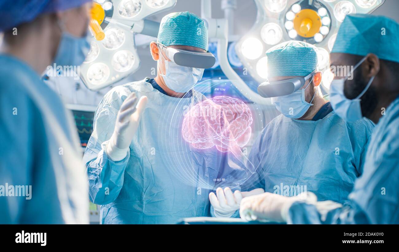 I chirurghi eseguono la chirurgia cerebrale utilizzando la realtà aumentata, cervello 3D animato. High Tech, ospedale tecnologicamente avanzato. Tema futuristico. Foto Stock