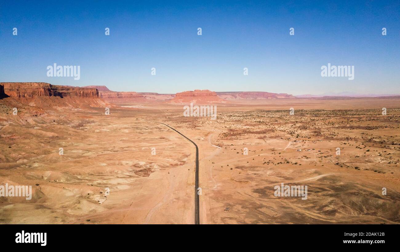 Drone vista di una strada che attraversa il deserto in morte Valle Foto Stock