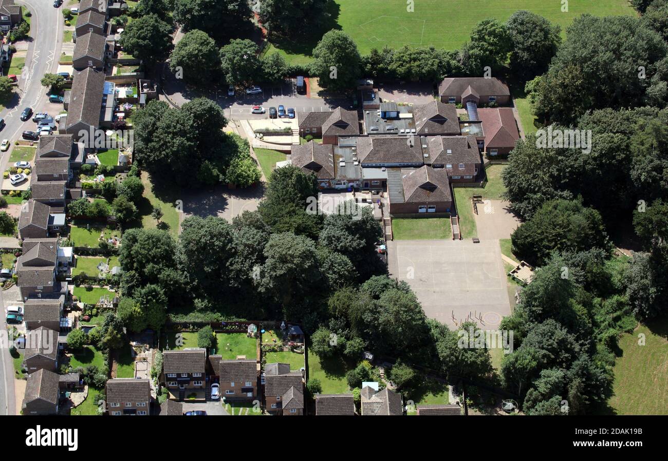Vista aerea di St John's R.C. Scuola elementare a Banbury, Oxfordshire Foto Stock