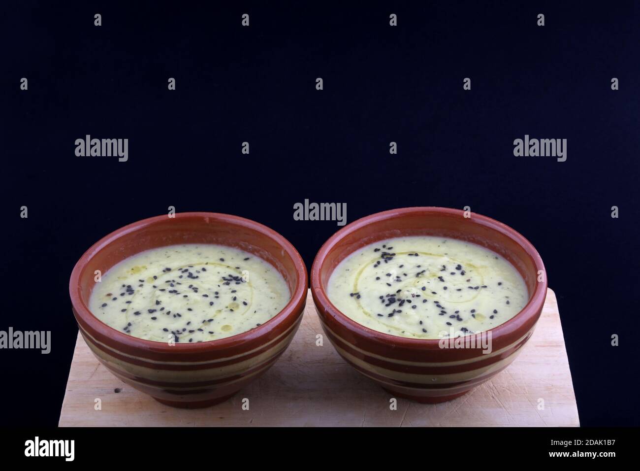 zuppa di zucchine con condimento dei semi Foto Stock