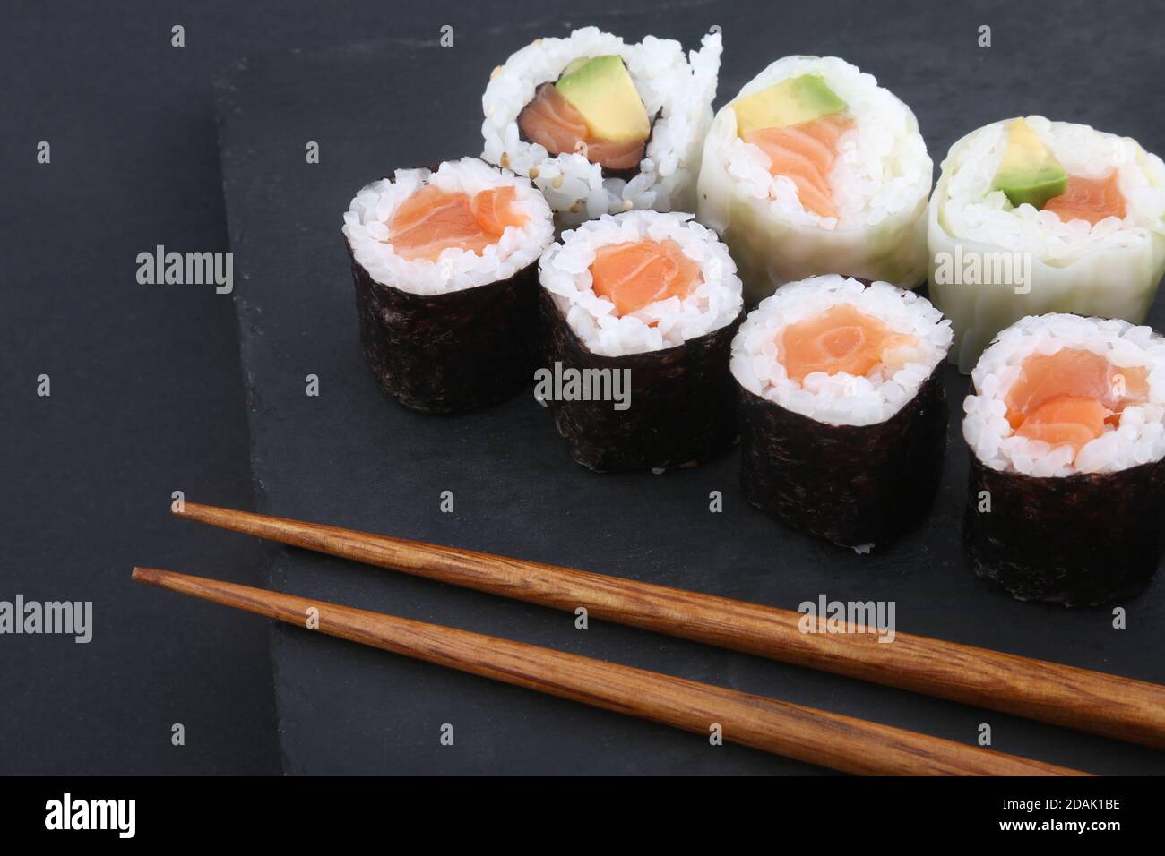 sushi makis con bastoncini e salsa di soia Foto Stock