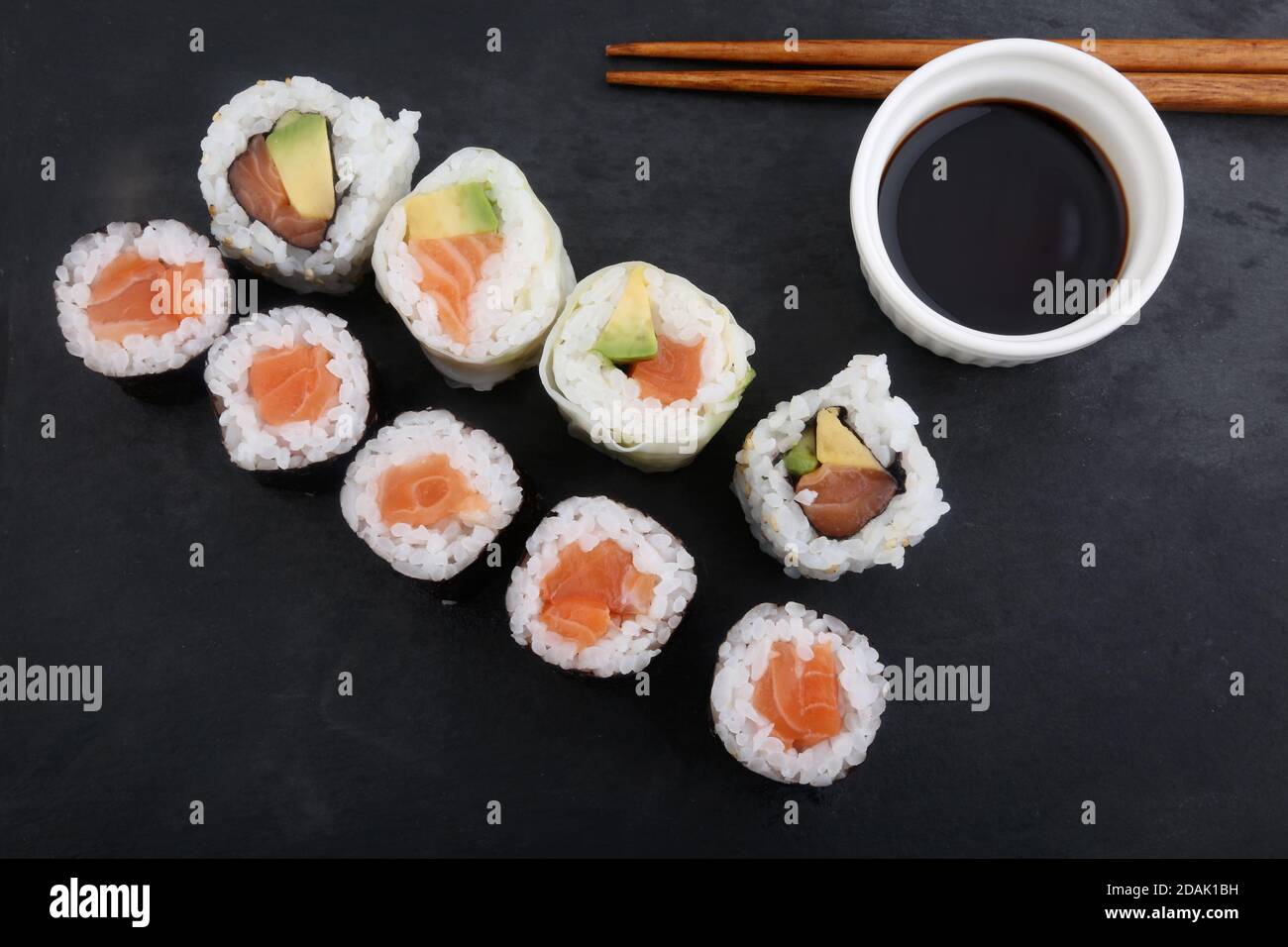 sushi makis con bastoncini e salsa di soia Foto Stock
