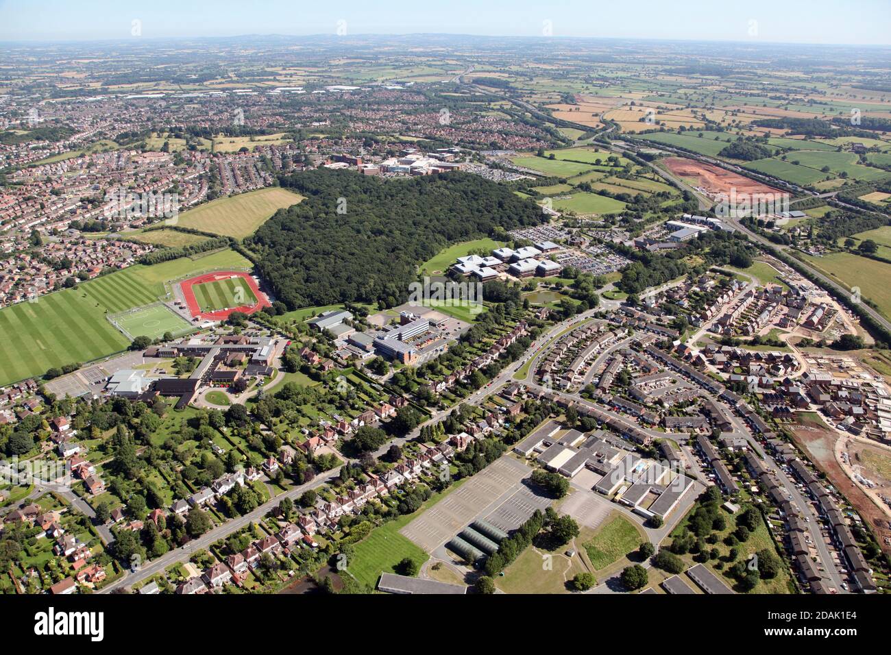 Vista aerea di se Worcester che mostra Nunnery Wood High School, Worcester 6th Form College, uffici del Worcestershire County Council & Worcester Hospital Foto Stock