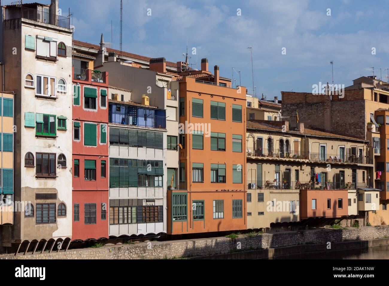 Colorato, mediterraneo, lungofiume facciata appartamento vicino al Riu Onyar di Girona (Gerona), Spagna Foto Stock