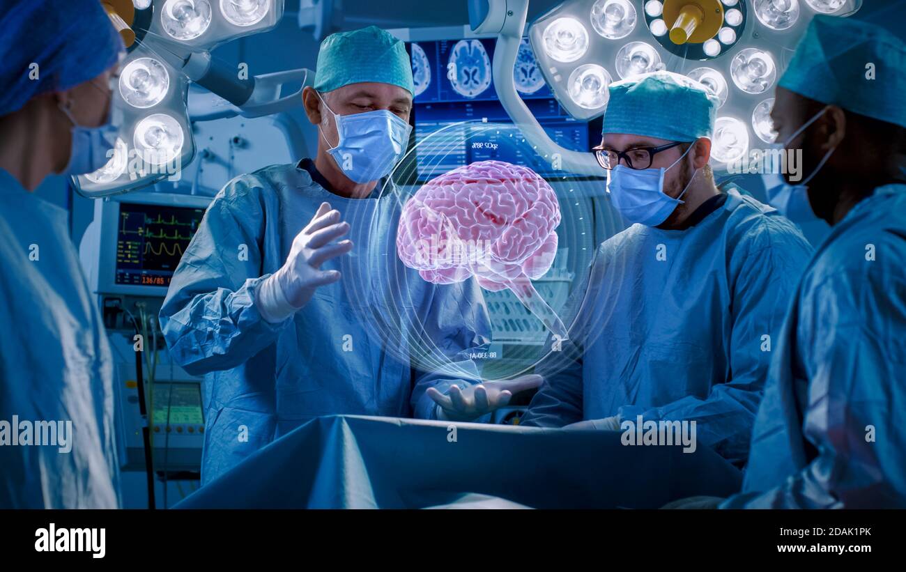 I chirurghi eseguono la chirurgia cerebrale utilizzando la realtà aumentata, cervello 3D animato. High Tech, ospedale tecnologicamente avanzato. Tema futuristico. Foto Stock
