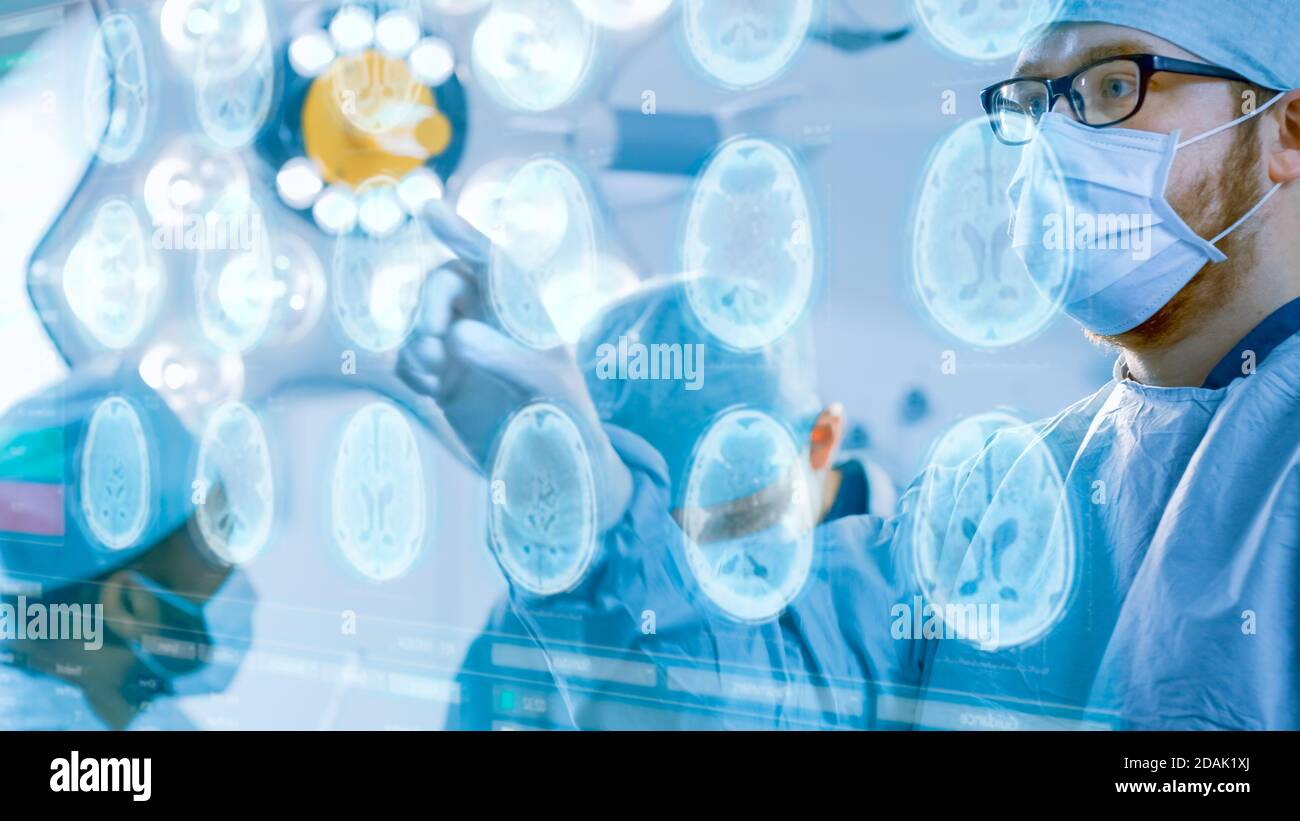 Immagine ravvicinata del chirurgo utilizzando la schermata trasparente della reallità aumentata per esaminare e scorrere le scansioni cerebrali durante l'operazione. Chirurgia futuristica. Foto Stock