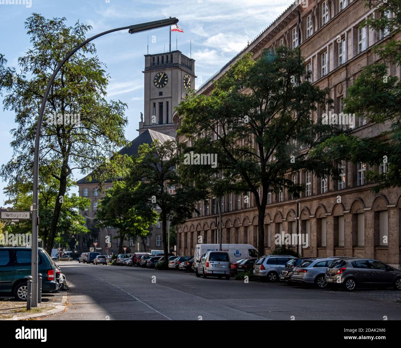 Berlino, Schöneberg del municipio, edificio in pietra arenaria con colonne ioniche e façade decorate con artigianato e artigianato raffigurazioni. Torre con la Campana della libertà Foto Stock