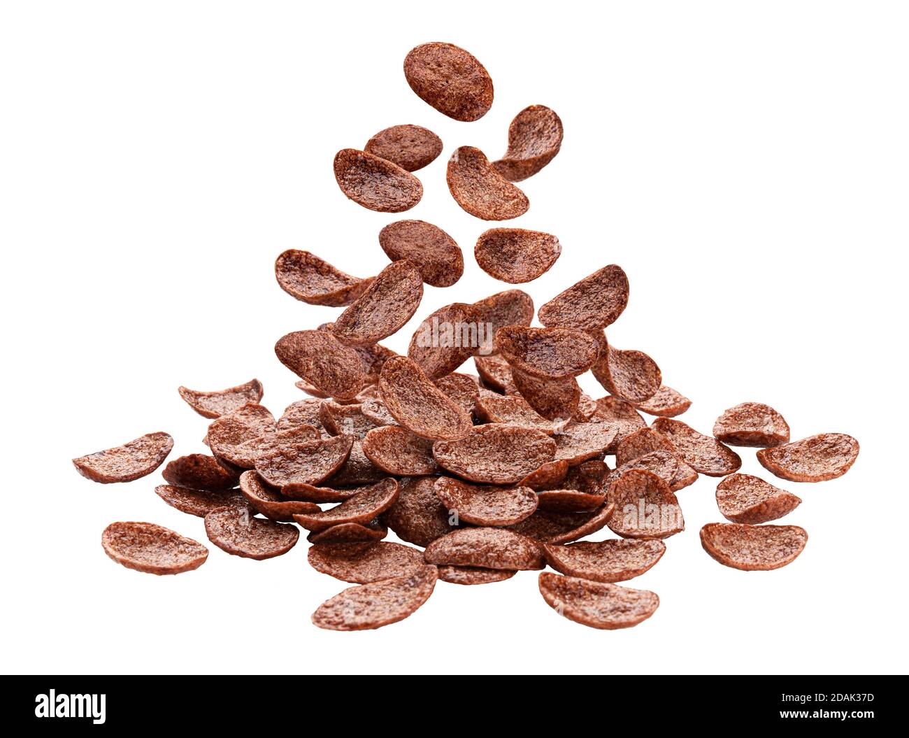 Fiocchi di mais al cioccolato in caduta isolati su sfondo bianco Foto Stock