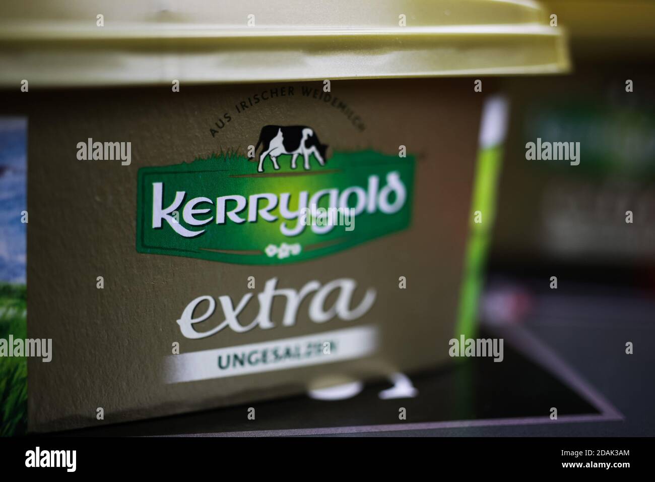 Viersen, Germania - 2 maggio. 2020: Primo piano della scatola isolata di margarina Kerrygold irlandese Foto Stock