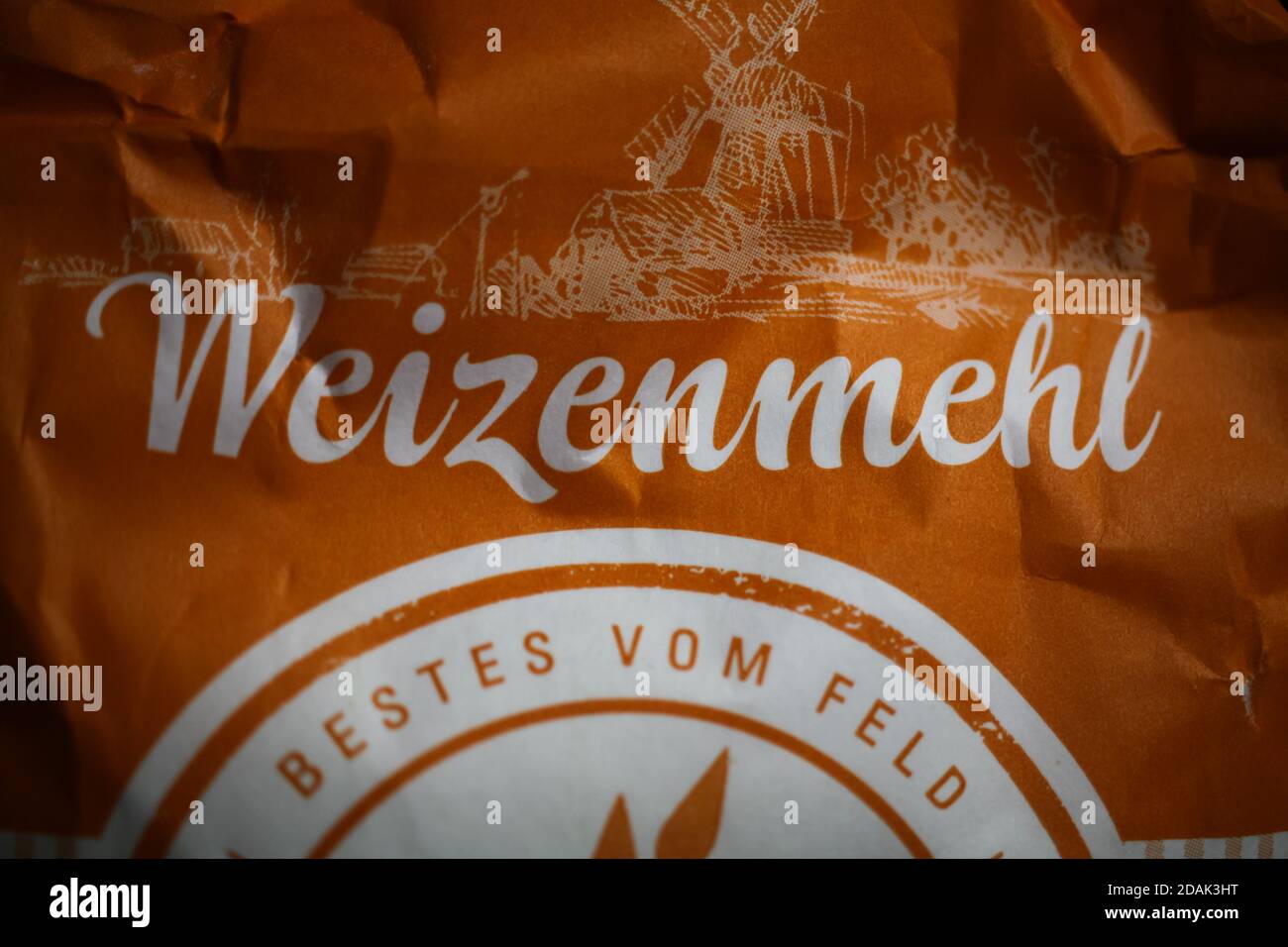 Viersen, Germania - 2 maggio. 2020: Primo piano di carta marrone con farina di grano Foto Stock