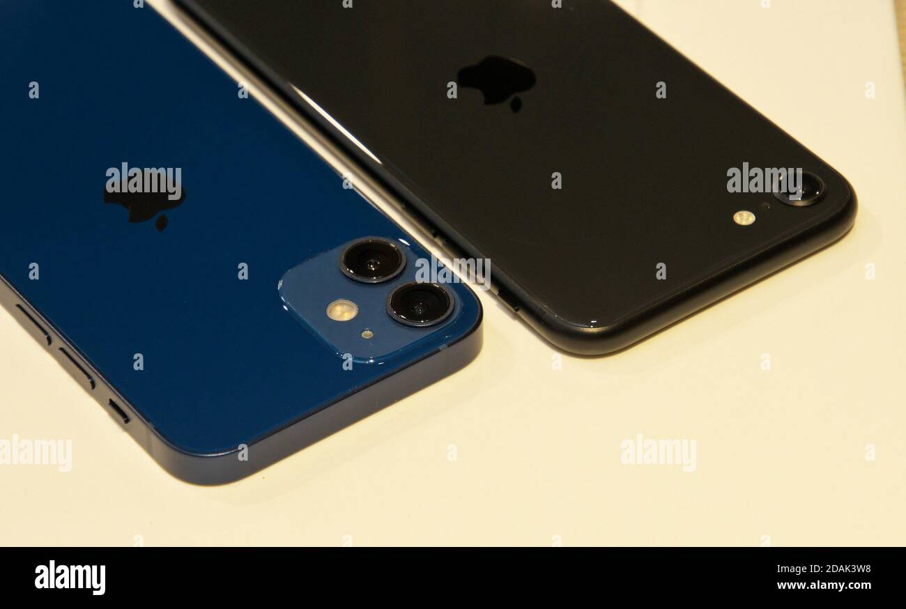 Tokyo, Giappone. 12 Nov 2020. I nuovi smartphone iPhone 12 mini(L) e iPhone se vengono visualizzati durante il giorno del lancio di iPhone 12 mini presso il negozio NTT docomo Marunouchi di Tokyo, Giappone, venerdì 13 novembre 2020. Foto di Keizo Mori/UPI Credit: UPI/Alamy Live News Foto Stock