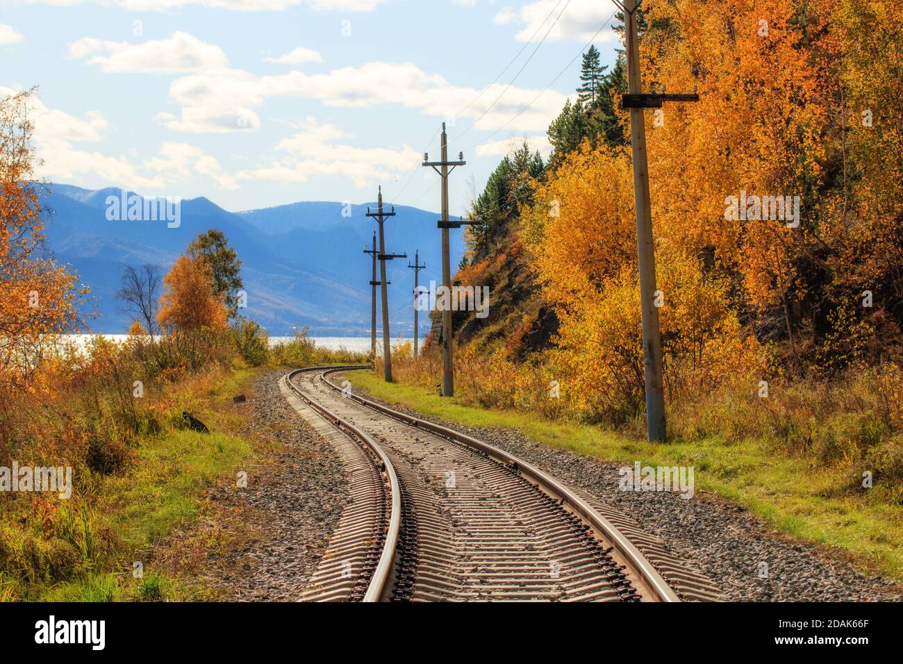 ferrovia ferrovia ferrovia paesaggio autunno, lago baikal russia Foto Stock