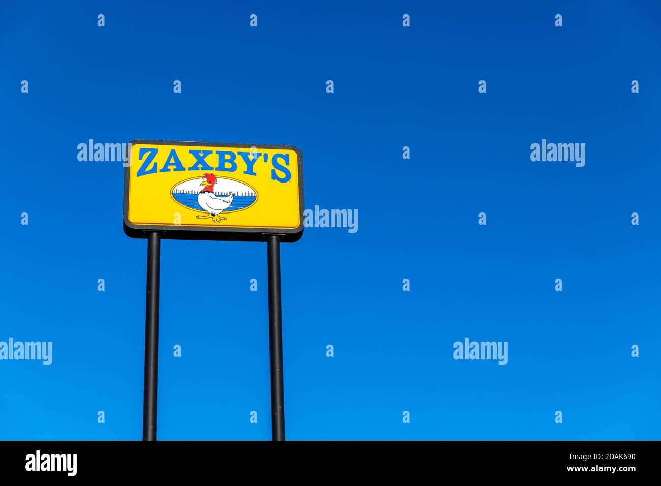 Atlanta, GA / USA - 29 ottobre 2020: Cartello del ristorante Zaxby's, una catena di fast food che serve pollo fritto e una varietà di altri prodotti alimentari. Foto Stock