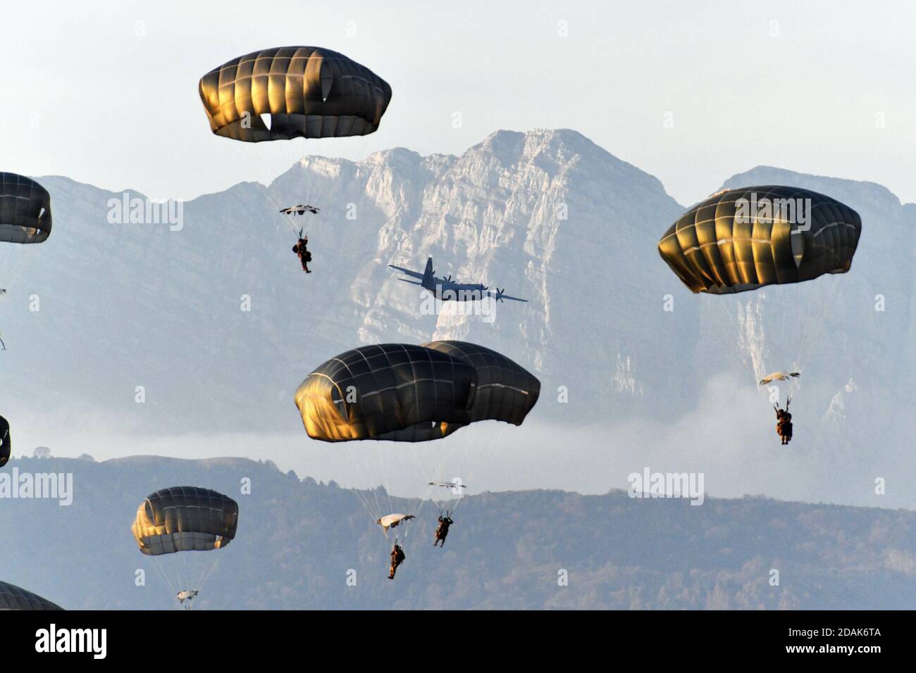 Pordenone, Italia. 12 Nov 2020. I paracadutisti dell'esercito degli Stati Uniti con la 173esima Brigata aerea e i Paracadutisti con il IV Reggimento Alpini dell'esercito italiano, conducono l'operazione aerea all'alba del 12 novembre 2020 a Pordenone, Italia. Credit: Davide dalla Massara/U.S.A. Army Photo/Alamy Live News Foto Stock