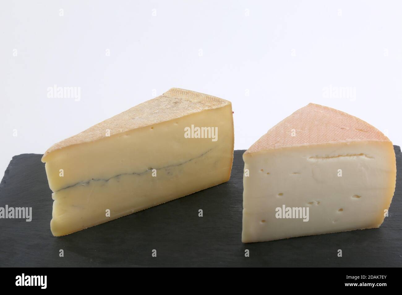 mucca francese e formaggio svizzero come morbier e gruyere Foto Stock