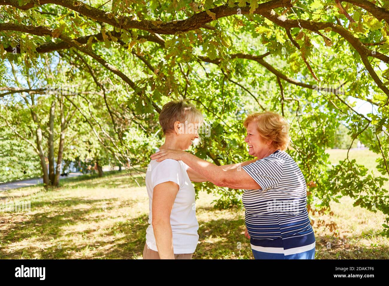 Due donne anziane che fanno un esercizio di benessere o un'estate escursione nel parco Foto Stock