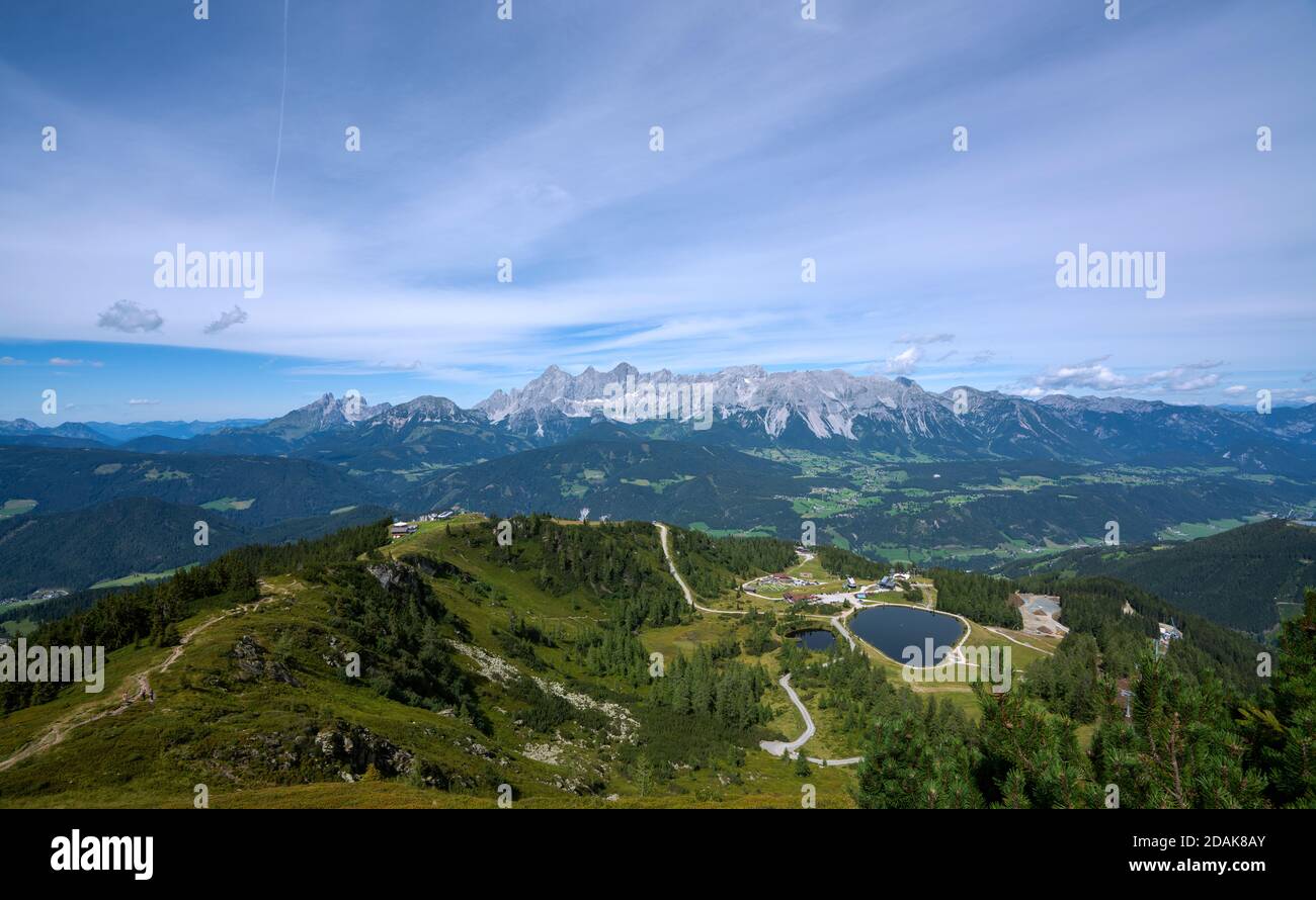 Vista panoramica del lago e delle montagne contro il cielo Foto Stock