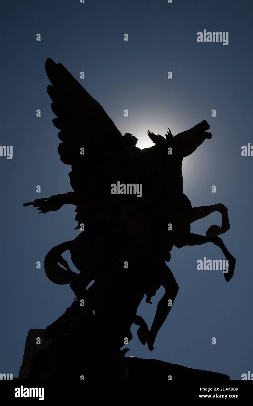 Pegaso in volo retroilluminata silhouette Città del Messico 12/27/2009. Foto Stock