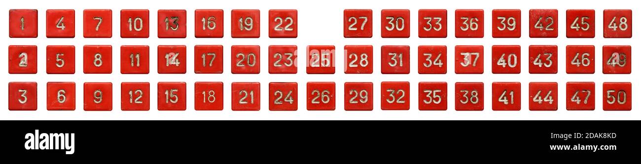 Tastiera numerica molto vecchia, serie di pulsanti in plastica rossa, numerati da 1 a 50, isolati su sfondo bianco Foto Stock