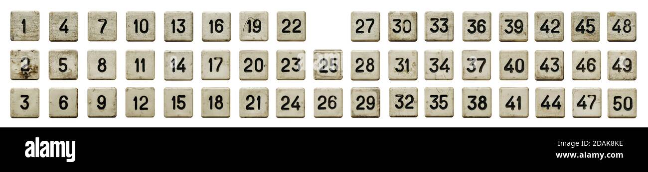 Tastiera numerica molto vecchia, serie di pulsanti in plastica bianca, numerati da 1 a 50, isolati su sfondo bianco Foto Stock
