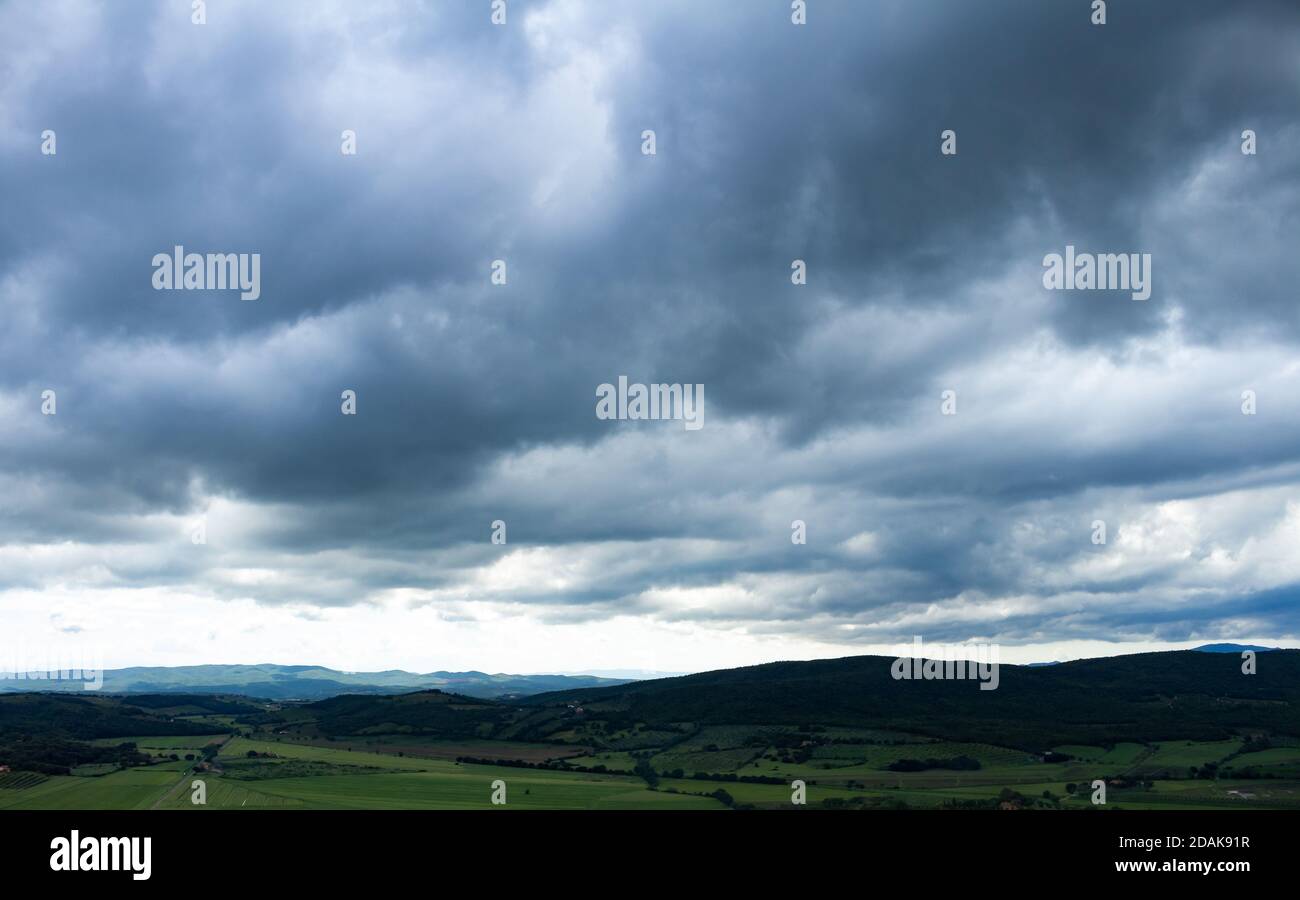 Paesaggio montuoso della Toscana italiana. Giorno nuvoloso sul campo. Tipica cartolina del nord Italia. Foto Stock