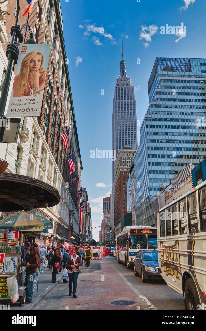 Empire state Building visto lungo West 34th Street, New York City, New York state, Stati Uniti d'America. Foto Stock