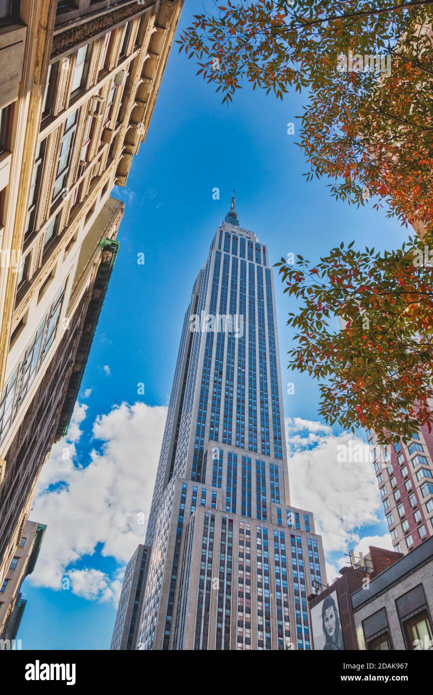 Empire state Building visto lungo West 34th Street, New York City, New York state, Stati Uniti d'America. Foto Stock