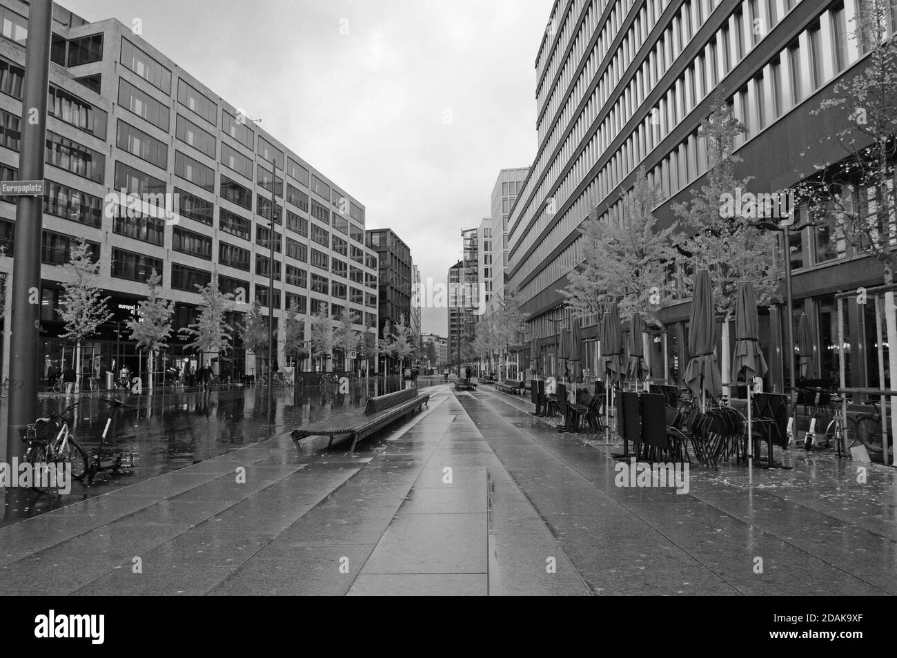 L'Europa-Allee è solitamente affollata di persone che gustano cibo e bevande. Ma in tempi di blocco il posto è freddo e vuoto Foto Stock