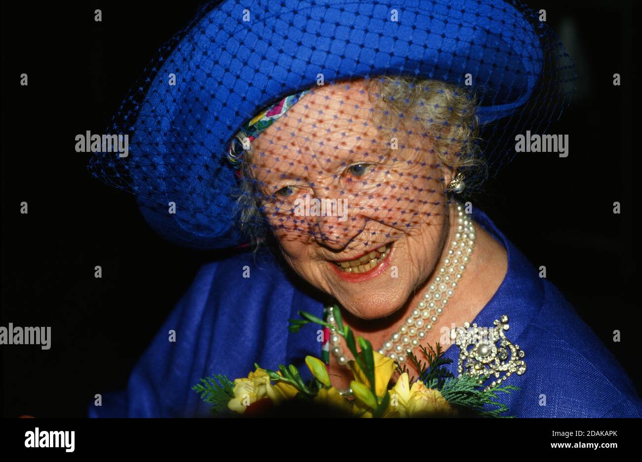 Regina Elisabetta la Regina Madre. Ricevimento Golden Jubilee delle Gilde di Trefoil, Londra. REGNO UNITO 24.11 Foto Stock